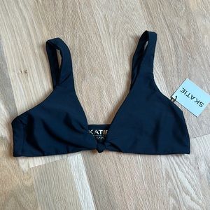 Skatie Penny swim top in black / Medium